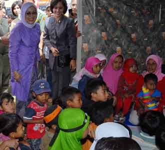 Mufidah Kalla Tinjau Korban Gempa Mufidah Kalla Tinjau Korban Gempa