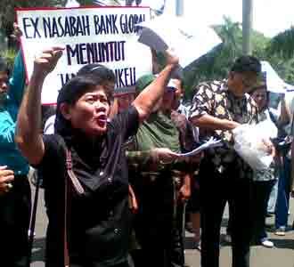 Nasabah Bank Global Tuntut Uang Kembali