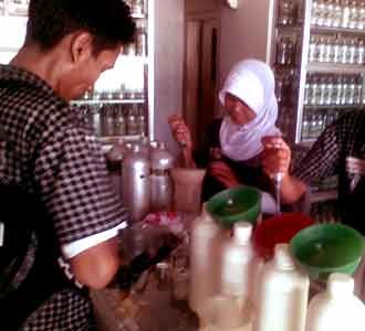 Bisnis Isi Ulang Parfum Makin Harum