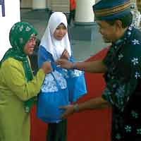 Kadin Bagi 500 Bungkusan Lebaran Untuk Guru 