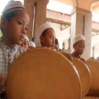 Tradisi Tunggu Berbuka, Santri Ponpes Darul Huda Latihan Hadrah