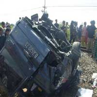 Toyota Kijang Diseruduk KA Argo Wilis, 5 Orang Tewas