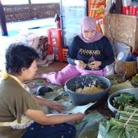 Pemilik Warung Lesehan Tak Takut Jualan di Tepi Jurang