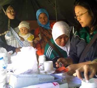 Korban Gempa Serbu Posko Pengobatan