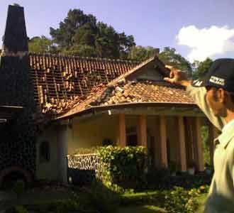 Rumah Pendiri Bosscha Porak-poranda Rumah Pendiri Bosscha Porak-poranda