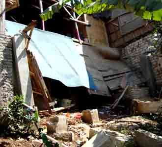 Warung Bu Neneng Ambles ke Jurang