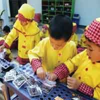 Sambut Lebaran, Siswa TK Al Amin Membuat Kue Cokelat 