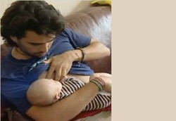  Pria Swedia Berusaha Mati-matian Menyusui Bayinya