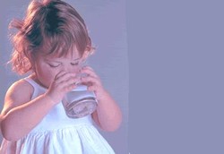 Ajarkan Anak Minum Dengan Gelas