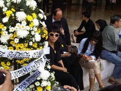 2 Karangan Bunga Tanda Belasungkawa untuk Anggota DPR