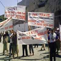 Unjuk Rasa Warga Tambak Bayan Nyaris Ricuh 