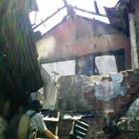 Si Jago Merah Lalap Sebuah Kamar di Karang Tembok