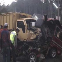 Tabrakan Beruntun Truk, Bus, dan Sedan di KM 118 Purbaleunyi 