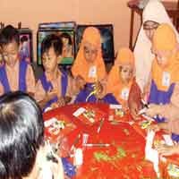 Siswa TKIT Nurul Fikri Membuat Kartu Lebaran 