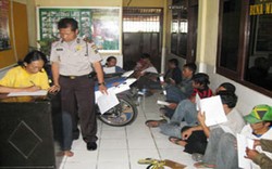 10 Orang Ditangkap Saat Pesta Miras Dekat Masjid 