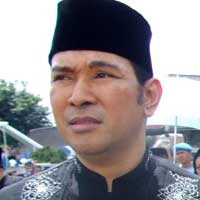 Berjaket Golkar, Tommy Soeharto Gelar Jumpa Pers