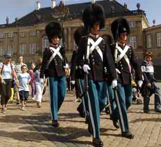 Aksi Prajurit Bertopi Bulu