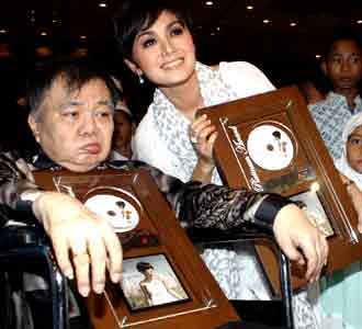 Yuni Shara Berbagi dengan Pance Pondaag