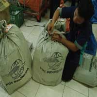 Jelang Lebaran, Pengiriman Paket Melalui Pos Meningkat 