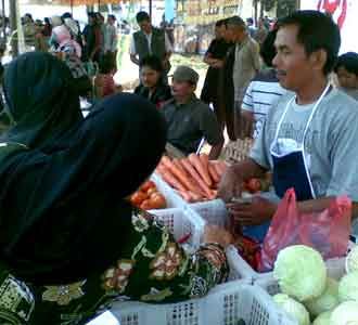 Warga Padati Bazar di Cisaranten Wetan