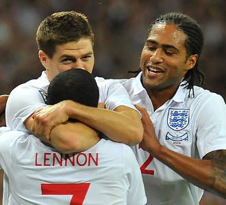 Tiga Singa Terbangkan Inggris