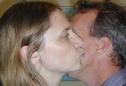 Tradisi Cium Pipi Rawan Tularkan Flu Babi