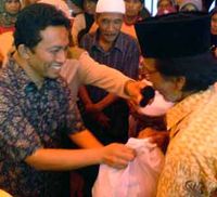 Presiden PKS Sapa Korban Gempa