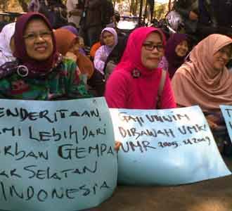 Karyawan Yayasan Unwim Tuntut THR