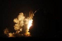 Misi 2 Minggu Tuntas, Pesawat Ulang Alik Discovery Mendarat Mulus 