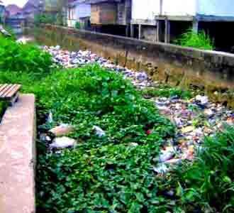 Beragam Limbah di Sungai Srengam