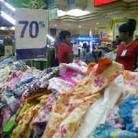 Pusat Perbelanjaan di Surabaya Penuh Sesak