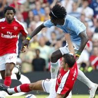 Diinjak, Van Persie Sebut Adebayor Pendengki