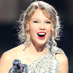 Beyonce Rangkul Taylor Swift Kembali Naik Panggung MTV VMA 