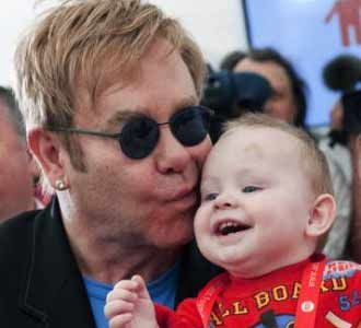 Elton John Akan Adopsi Anak