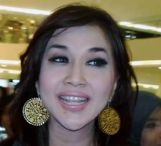 Paramitha Rusady dan Anting Chandelier