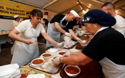 Muslim Prancis Bagikan Sup Gratis untuk Gelandangan Saat Ramadan