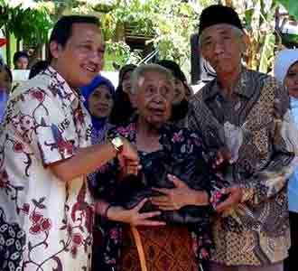 Warga Tegalsari Bagi-bagi Sembako