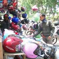 Mendekati Lebaran, Omzet Penjual Helm Meroket 