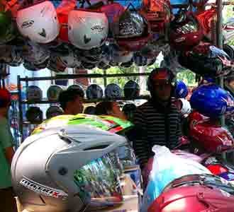 Omzet Penjual Helm Meroket