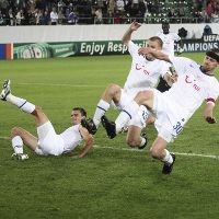 Main Dulu, Tukar Kaos Kemudian