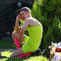 Pria Inggris Memakai Gaun Hijau Menyala ke Pemakaman