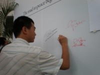 Suarakan Perdamaian, Mahasiswa Malindo Bubuhkan Sejuta Tanda Tangan