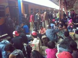 Stasiun Senen Bak Lautan Manusia