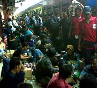 Stasiun Senen Dipadati Pemudik
