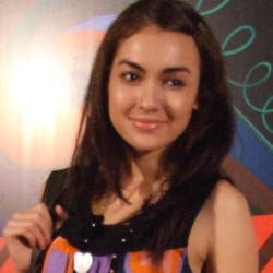 Jelang Lebaran, Rianti Cartwright Gandeng Pacar Baru