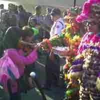 Kedatangan Pemudik di Tanjung Perak Disambut Badut