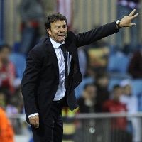 Dicemooh Fans Sendiri, Resino Tetap Bela Forlan cs