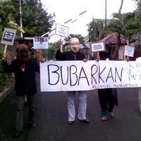 Demo ICW, Koruptor Hingga Advokat Hitam Dilempari Tomat