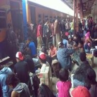 Pemudik Terus Banjiri Stasiun Senen