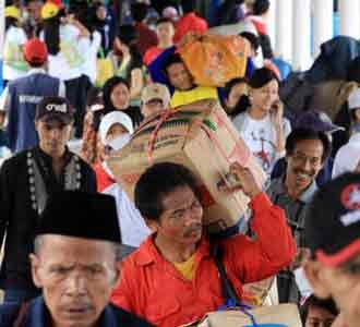 Pemudik Padati Pelabuhan Merak